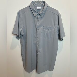 Columbia Mens Button Up Size Large
Outdoor Omni-Shade Lightweight
Gray Pocket